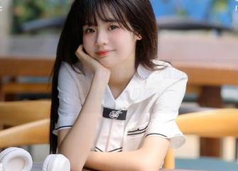 对于17c吃瓜app的官网，我的脑海里突然冒出了一条长长的瓜藤…