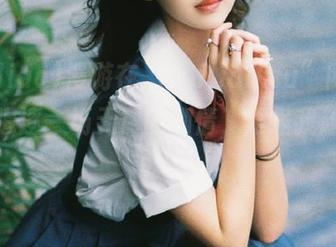 漫游在“heiliao.su”网页，像在追逐一场无尽的剧情，难怪我越陷越深。