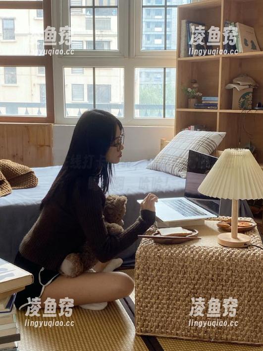 在线打卡hlw，吃瓜的同时别忘了喝水啊，哈哈！