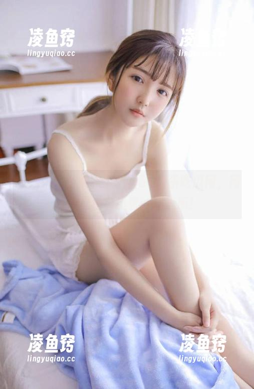 阿姨拿手机看51娱乐吃瓜网，网址是她追求流量的庇护所！