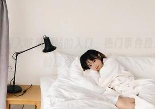 闯入吃瓜网站的入口，热门事件投射着我心里的那点小忐忑。