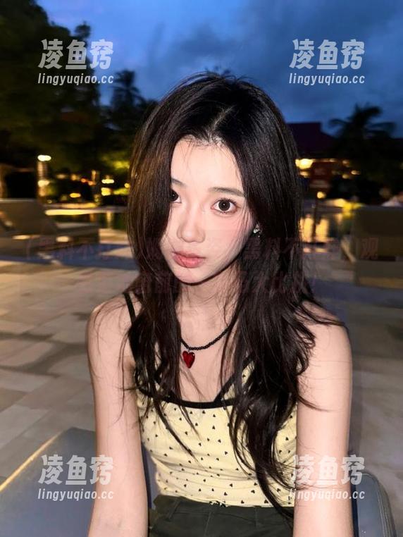 婀娜多姿，黑料不打烊，观看落地窗前的一字马大比拼！